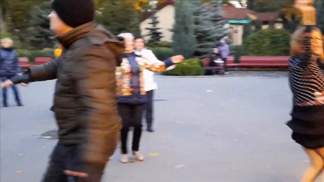 НЕ РАЗРЕШАЕТ МАМА ТВОЯ НА ТЕБЕ ЖЕНИТСЯ смотреть онлайн