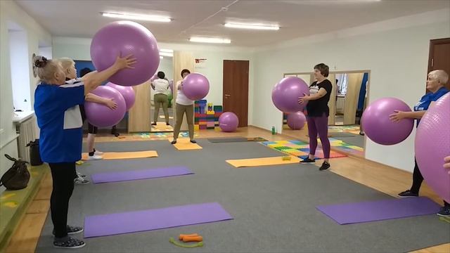 Оздоровительный фитнес пожилых людей - упражнения с фитболом смотреть онлайн