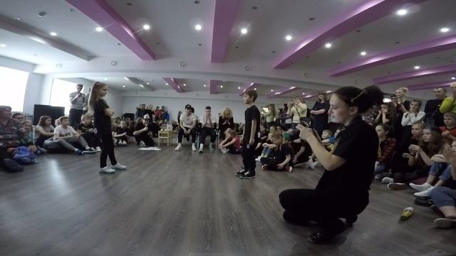 Вика (win) vs Ваня | Hip-Hop 5-7 | 1/2 | Будь Собой Баттл смотреть онлайн