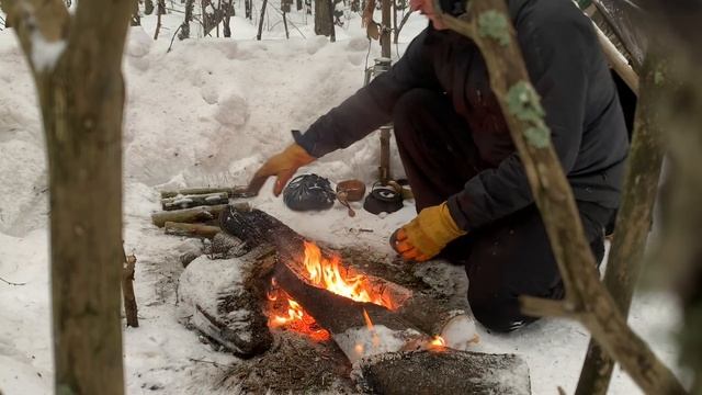 SOLO Two Days WINTER BUSHCRAFT Camp - Shelter in Snowfall - Lavvu Poncho - Spoon Carving смотреть онлайн