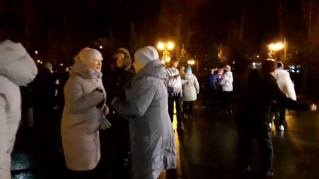 Она, как солнце!??/Танцы в парке Горького Харьков ноябрь 2021 смотреть онлайн