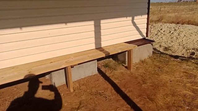 на скорую руку сделал скамейку под навесом