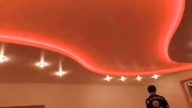 Многоуровневые натяжные потолки с подсветкой! Заказывайте в Москве. смотреть онлайн
