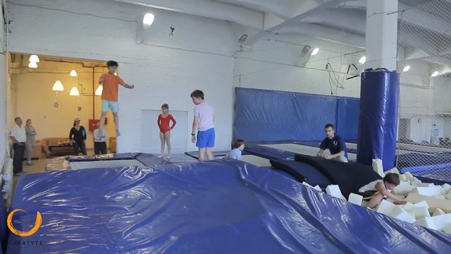 Тренировка детей на батуте. смотреть онлайн