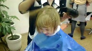 Веселая стрижка маленькой девочки!