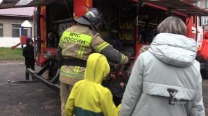 Экскурсию по пожарной автоцистерне для детей организовали огнеборцы в день гражданской обороны