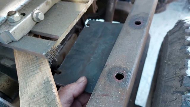 готовлю место для масло насоса на тракторе. смотреть онлайн
