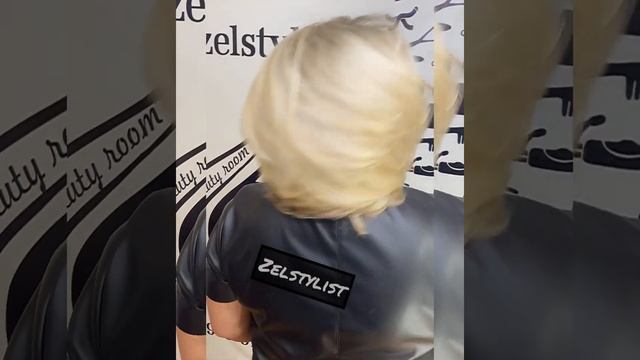 Мелирование максимально близко к корню волос . Эффект Тотал Блонд. смотреть онлайн