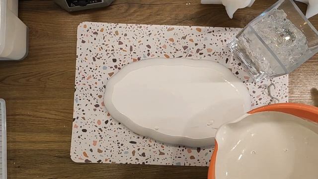 Идеально белый гипс. Красивый декор из скульптора и диоксида титана. смотреть онлайн