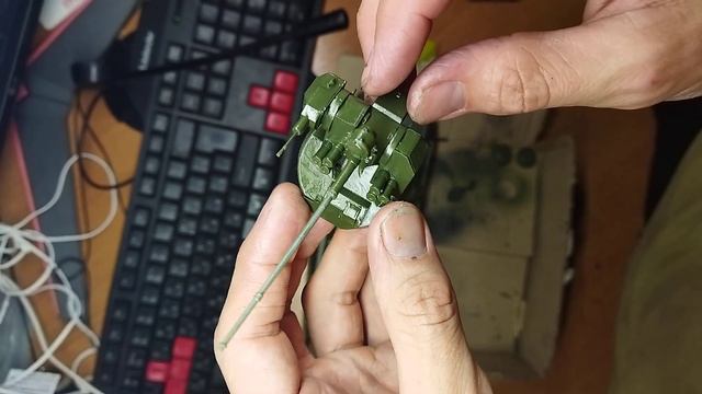 Моделизм.Создание диорам, макетов.БТР 80а от фирмы звезда, часть 2,базовый цвет и лак смотреть онлайн