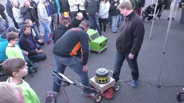 Outlaw Klasse Gladen gegen Rasenmäher смотреть онлайн