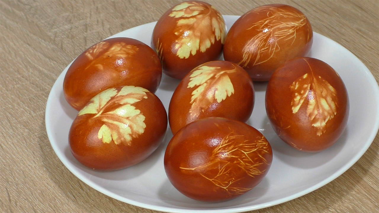 Как Красиво покрасить ЯЙЦА в луковой шелухе / красителями смотреть онлайн