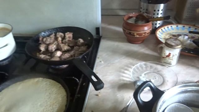 БЛИНЫ С НАЧИНКОЙ ИЗ КАПУСТЫ С ЗЕЛЕНЫМ ПЕРЦЕМ, ЯЙЦОМ , ЧЕСНОКОМ С ЖАРЕННОЙ МАРИНОВАННОЙ СВИНИНОЙ. смотреть онлайн