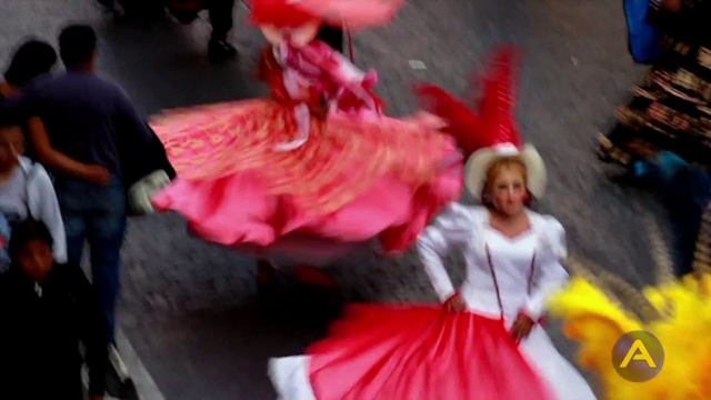 Lleva 42 años restaurando imágenes religiosas y tallando máscaras de madera смотреть онлайн