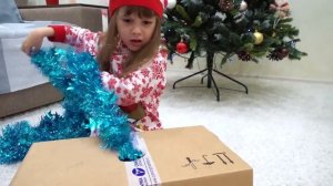 Ева и папа играют в рождество