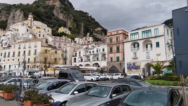 Панорама Амальфи (Amalfi Coast) со стороны набережной. Ноябрь 13, 2022