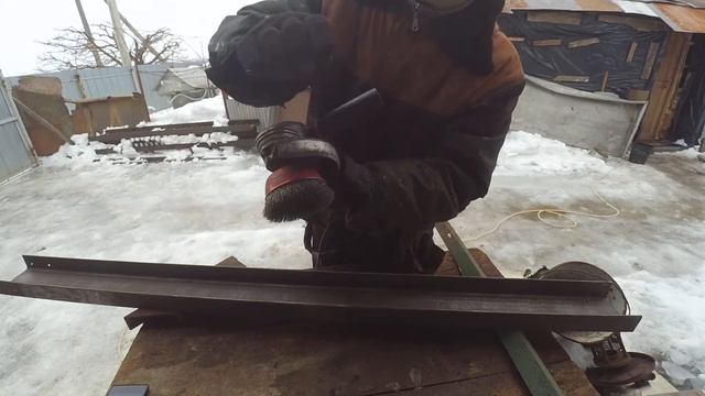 Как работать с проволочной  чашеобразной   щеткой для болгарки