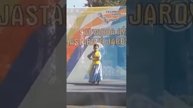 Сольный танец из Болливудского фильма "Таал", самой маленькой студентки CVCC смотреть онлайн