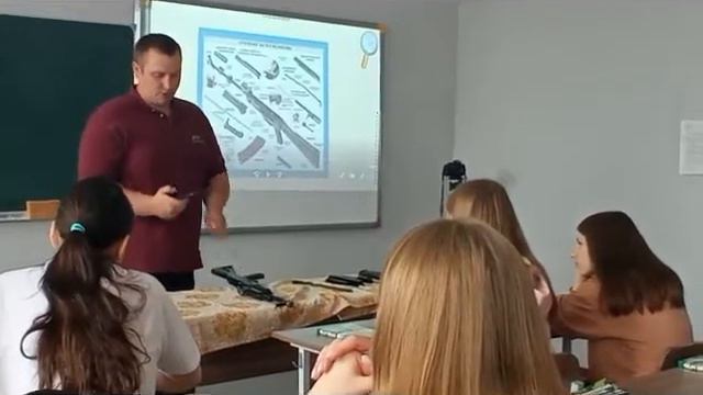Урок в 10 классе. Тема урока "Автомат Калашникова" смотреть онлайн