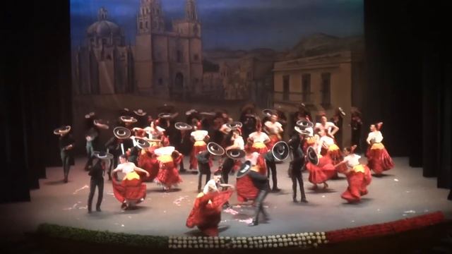 Jarabe Tapatío - Ballet Folklorico de México de Amalia Hernández смотреть онлайн