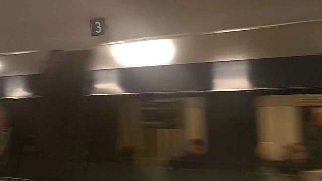 Метро Стокгольма, замена рекламы на путевых стенах смотреть онлайн