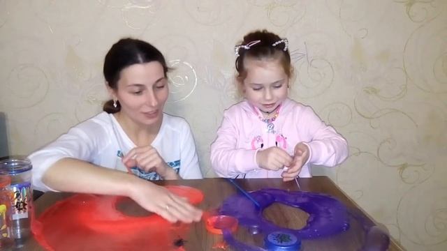 ЕВА и мама надувают пузыри из слизи!!!!!!!!   Eva And Mom Inflate Mucus Bubbles!!!!!!!