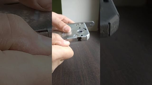 Замок, перевернуть защёлку, язычек, в замке . смотреть онлайн