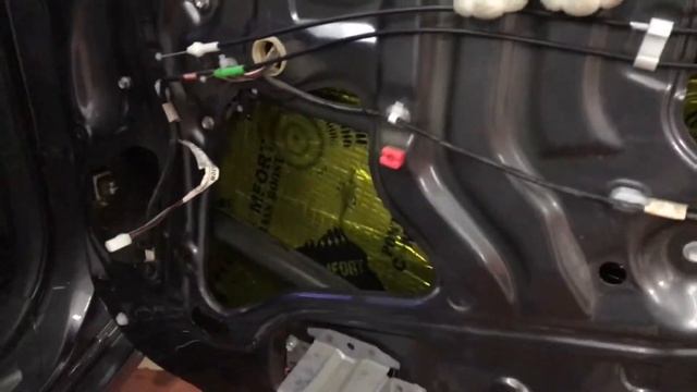 Вибро-Шумоизоляция дверей. В дверях Тойота Камри заводская шумка размером с пачку сигарет смотреть онлайн