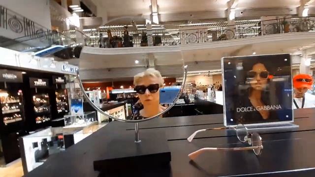 Скидки примерка в Н&М обзор сумок очков Prada летняя обувь смотреть онлайн