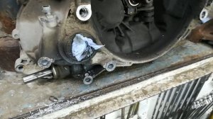 Калина сломаны болты крепления подушки КПП удаляем с восстановлением резьбы