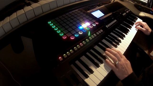 Hands Up - on Yamaha PSR-S670 смотреть онлайн