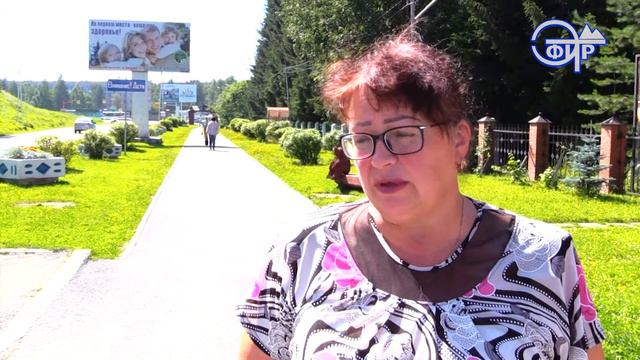 Живой зоопарк. По улицам города свободно гуляют лошади и коровы смотреть онлайн