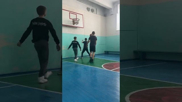 Баскетбол, с использованием 3 передачами! смотреть онлайн