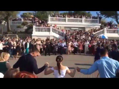 Сиртаки - Первый бальный флешмоб в честь Дня Победы смотреть онлайн
