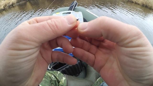 ПЛОТВА НА БЕЗМОТЫЛКУ ОСЕНЬЮ! Рыбалка на мормышку с лодки смотреть онлайн