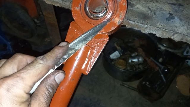 Смазка и усиление косагона сегментной косилки.