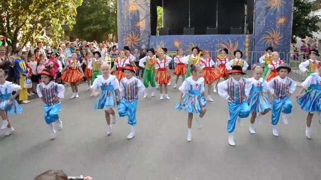 ФИНСКАЯ ПОЛЬКА - 2015 - на празднике улицы Кедрина, ансамбль РАДУГА, г. Днепропетровск смотреть онлайн