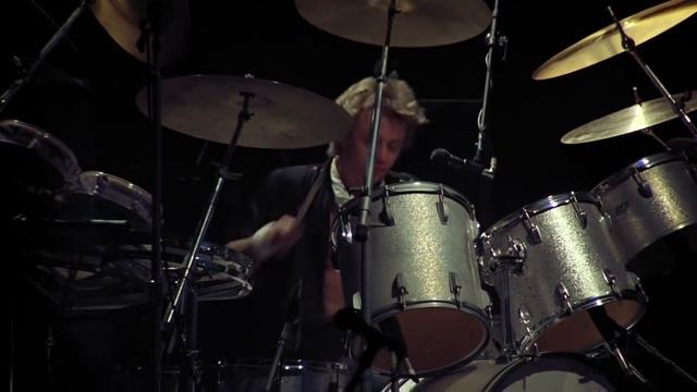 Queen - We Will Rock You (MV) смотреть онлайн