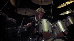 Queen - We Will Rock You (MV)