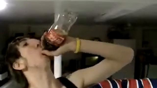 WOW, he's a extreme drinker смотреть онлайн