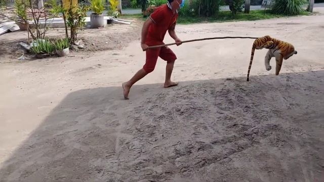 Пранк над собакой))) Испуг ротвеллера! Нападает на собаку смотреть онлайн