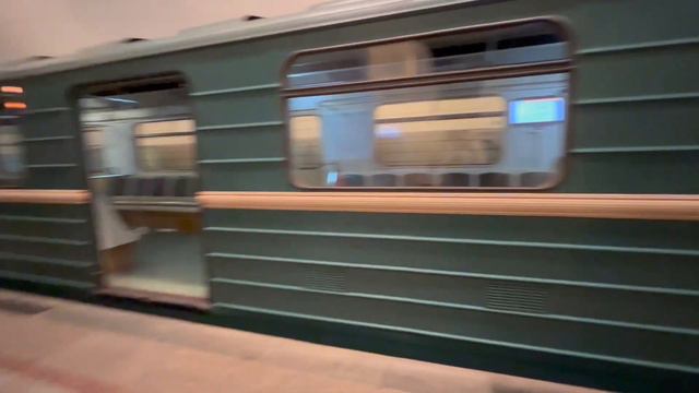 Электропоезд 81-717/714.5М «Номерной» уходит в оборотный тупик за станцией «Университет» смотреть онлайн