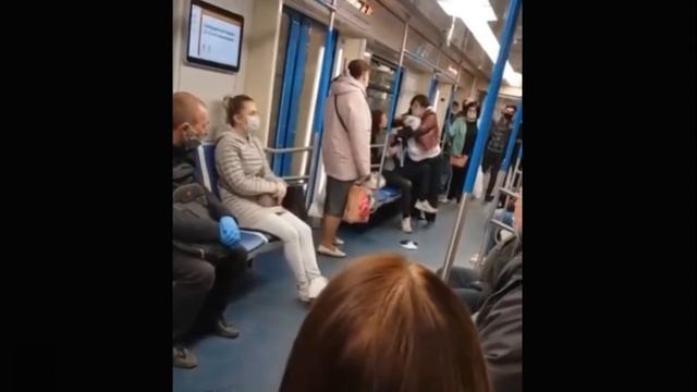 Бабка в метро атакует пассажиров из-за отсутствия маски. Масочный режим смотреть онлайн
