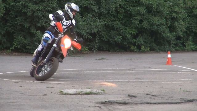 KTM 690 smc, инструктор Вшлеме Евгений, Джимхана тренировка, Днепр смотреть онлайн