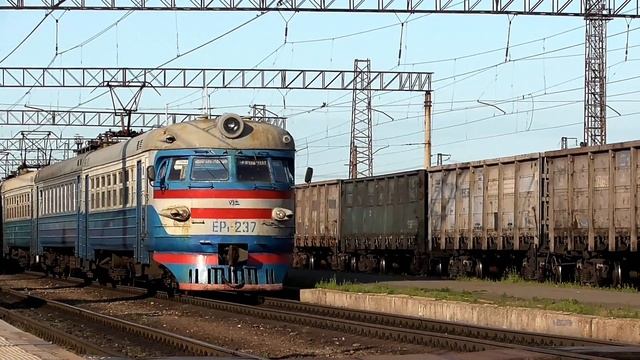 Прибытие электропоезда ЭР1-237 на станцию Кривой Рог-Главный