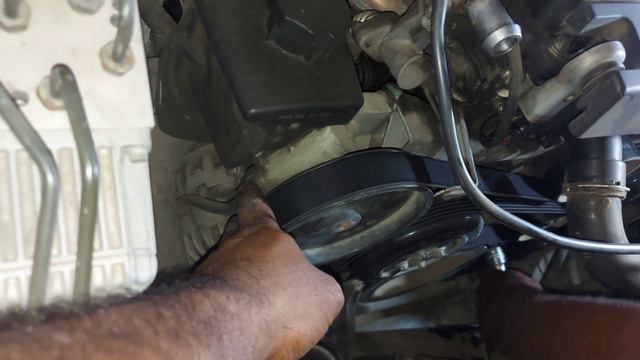 benze E200 water pump belt changing смотреть онлайн