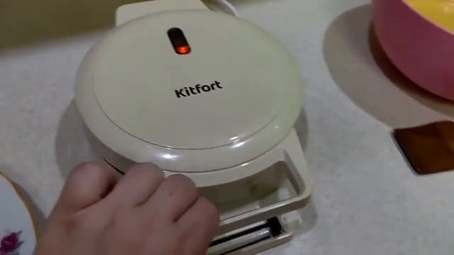 Помощница на кухне! Детишки просто в восторге! Обзор вафельницы Kitfort KT-1624 смотреть онлайн