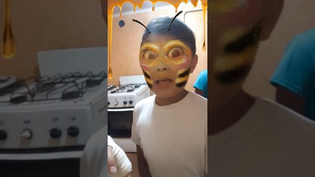 Пчела жалит всех смотреть онлайн