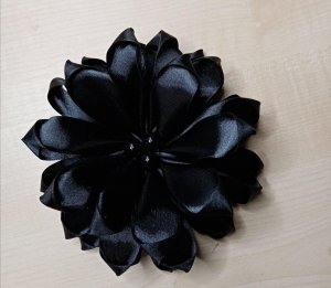 брошь цветок из атласной ленты