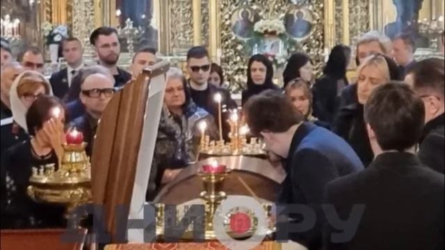 Печальное зрелище! Шокирующие кадры с похорон мужа Дианы Гурцкой - Петра Кучеренко смотреть онлайн